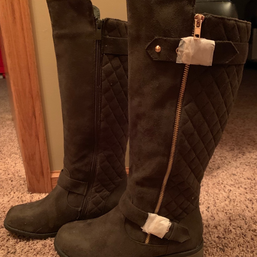 Olive knee boots. New. 8 1/2